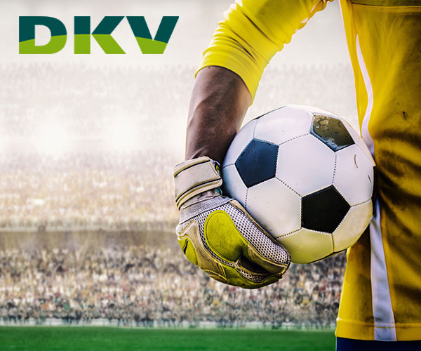 DKV Krankenversicherung für ProfisportlerFussball-Torwart mit Ball