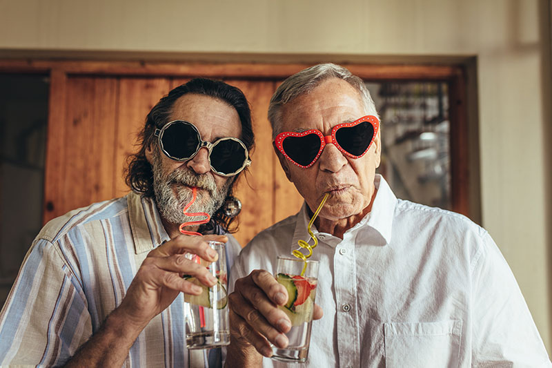Zwei ältere Herren geniessen dank ihrer Rentenversicherung einen Drink.